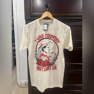 Country Deep Off-White Tee with Red Graphic